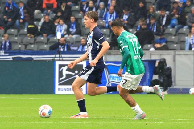 DEU, DFL, 2. FBL, Hertha BSC vs. Preussen Muenster, 04.10.2025, Berliner Olympiastadion, Berlin, DEU, DFL, 2. FBL, Hertha BSC vs. Preussen Muenster, im Bild Kennet Eichhorn (Hertha BSC Berlin 23), Oliver Batista Meier(Preussen Muenster 17) DFL - regulations prohibit any use of Photographs as image sequences and or quasi-video