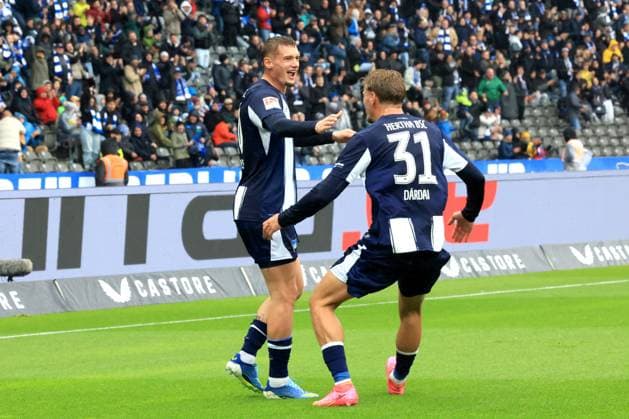 DEU, DFL, 2. FBL, Hertha BSC vs. Preussen Muenster, 04.10.2025, Berliner Olympiastadion, Berlin, DEU, DFL, 2. FBL, Hertha BSC vs. Preussen Muenster, im Bild 1:0 durch Michael Cuisance (Hertha BSC Berlin 10), Marton Dardai (Hertha BSC Berlin 31) DFL - regulations prohibit any use of Photographs as image sequences and or quasi-video