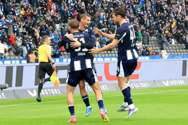 DEU, DFL, 2. FBL, Hertha BSC vs. Preussen Muenster, 04.10.2025, Berliner Olympiastadion, Berlin, DEU, DFL, 2. FBL, Hertha BSC vs. Preussen Muenster, im Bild 1:0 durch Michael Cuisance (Hertha BSC Berlin 10), Marton Dardai (Hertha BSC Berlin 31), Linus Gechter (Hertha BSC Berlin 44) DFL - regulations prohibit any use of Photographs as image sequences and or quasi-video
