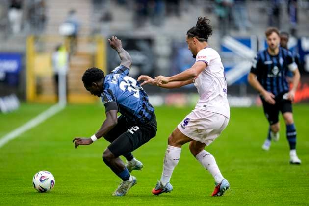 v.li.: Kennedy Onyedika Okpala (SVWM, 32), Yigit Karademir (Osnabrück, 4), Zweikampf, Spielszene, Duell, duel, tackle, tackling, Dynamik, Action, Aktion, 04.10.2025, Mannheim (Deutschland), Fussball, 3. Liga, SV Waldhof Mannheim - VfL Osnabrück, DFB DFL REGULATIONS PROHIBIT ANY USE OF PHOTOGRAPHS AS IMAGE SEQUENCES AND OR QUASI-VIDEO.