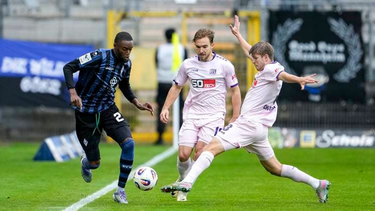 v.li.: Adama Diakhaby (SVWM, 27), Lars Kehl (Osnabrück, 18), Frederik Christensen (Osnabrück, 3), Zweikampf, Spielszene, Duell, duel, tackle, tackling, Dynamik, Action, Aktion, 04.10.2025, Mannheim (Deutschland), Fussball, 3. Liga, SV Waldhof Mannheim - VfL Osnabrück, DFB DFL REGULATIONS PROHIBIT ANY USE OF PHOTOGRAPHS AS IMAGE SEQUENCES AND OR QUASI-VIDEO.