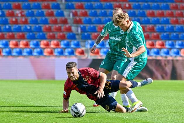 v.li.: Moritz Müller (Unterhaching, 24) Daniel Adlung (Greuther Fürth II, 10) Arjanit Fazlija (Greuther Fürth II, 6) im Zweikampf, Duell, duel, tackle, Dynamik, Action, Aktion, 04.10.2025, Unterhaching (Deutschland), Fussball, Regionalliga Bayern, SpVgg Unterhaching - SpVgg Greuther Fürth II