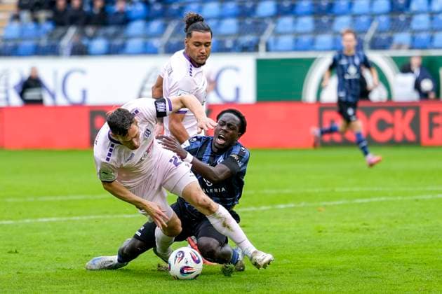 v.li.: Jannik Müller (Osnabrück, 24), Yigit Karademir (Osnabrück, 4), Kennedy Onyedika Okpala (SVWM, 32), Zweikampf, Spielszene, Duell, duel, tackle, tackling, Dynamik, Action, Aktion, 04.10.2025, Mannheim (Deutschland), Fussball, 3. Liga, SV Waldhof Mannheim - VfL Osnabrück, DFB DFL REGULATIONS PROHIBIT ANY USE OF PHOTOGRAPHS AS IMAGE SEQUENCES AND OR QUASI-VIDEO.