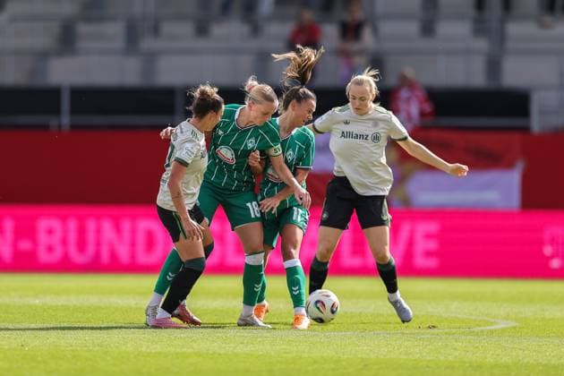 Arianna Caruso (FC Bayern Muenchen, 27) mit Lina Hausicke (SV Werder Bremen, 18) und Maja Sternad (SV Werder Bremen, 11), mit Magdalena Eriksson (FC Bayern Muenchen, 05), GER, FC Bayern Muenchen vs. SV Werder Bremen, Fussball, Google Pixel Frauen-Bundesliga, 5. Spieltag, Saison 2025 2026, 04.10.2025, DFL DFB REGULATIONS PROHIBIT ANY USE OF PHOTOGRAPHS as IMAGE SEQUENCES and or QUASI-VIDEO, GER, FC Bayern Muenchen vs. SV Werder Bremen, Fussball, Google Pixel Frauen-Bundesliga, 5. Spieltag, Saison 2025 2026, 04.10.2025 Muenchen Copyright: xEibner-Pressefoto JennixMaulx EP_JML