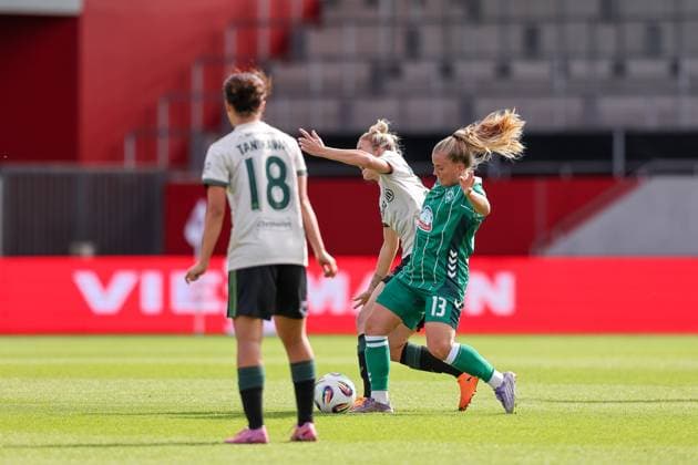 Zweikampf zwischen Ricarda Walkling (SV Werder Bremen, 13) und Carolin Simon (FC Bayern Muenchen, 30), mit Momoko Tanikawa (FC Bayern Muenchen, 18), GER, FC Bayern Muenchen vs. SV Werder Bremen, Fussball, Google Pixel Frauen-Bundesliga, 5. Spieltag, Saison 2025 2026, 04.10.2025, DFL DFB REGULATIONS PROHIBIT ANY USE OF PHOTOGRAPHS as IMAGE SEQUENCES and or QUASI-VIDEO, GER, FC Bayern Muenchen vs. SV Werder Bremen, Fussball, Google Pixel Frauen-Bundesliga, 5. Spieltag, Saison 2025 2026, 04.10.2025 Muenchen Copyright: xEibner-Pressefoto JennixMaulx EP_JML