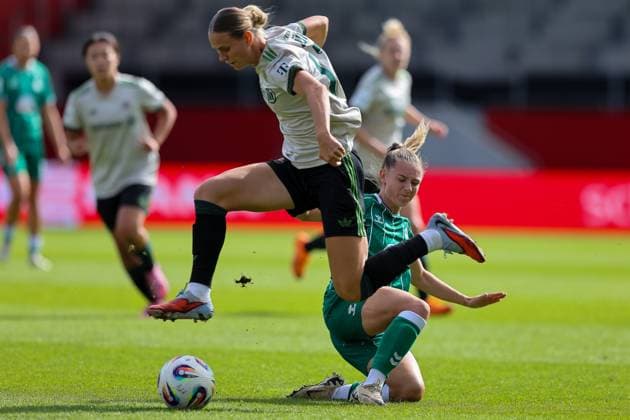 Klara Buehl (FC Bayern Muenchen, 17) mit Michelle Weiss (SV Werder Bremen, 15), GER, FC Bayern Muenchen vs. SV Werder Bremen, Fussball, Google Pixel Frauen-Bundesliga, 5. Spieltag, Saison 2025 2026, 04.10.2025, DFL DFB REGULATIONS PROHIBIT ANY USE OF PHOTOGRAPHS as IMAGE SEQUENCES and or QUASI-VIDEO, GER, FC Bayern Muenchen vs. SV Werder Bremen, Fussball, Google Pixel Frauen-Bundesliga, 5. Spieltag, Saison 2025 2026, 04.10.2025 Muenchen Copyright: xEibner-Pressefoto JennixMaulx EP_JML