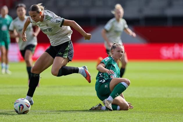 Klara Buehl (FC Bayern Muenchen, 17) mit Michelle Weiss (SV Werder Bremen, 15), GER, FC Bayern Muenchen vs. SV Werder Bremen, Fussball, Google Pixel Frauen-Bundesliga, 5. Spieltag, Saison 2025 2026, 04.10.2025, DFL DFB REGULATIONS PROHIBIT ANY USE OF PHOTOGRAPHS as IMAGE SEQUENCES and or QUASI-VIDEO, GER, FC Bayern Muenchen vs. SV Werder Bremen, Fussball, Google Pixel Frauen-Bundesliga, 5. Spieltag, Saison 2025 2026, 04.10.2025 Muenchen Copyright: xEibner-Pressefoto JennixMaulx EP_JML
