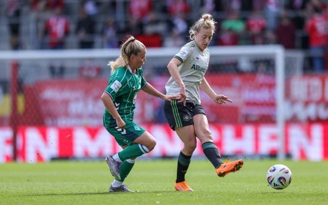 DEU, München, FC Bayern München vs Werder Bremen, Google Pixel Frauen Bundesliga, DFB, Saison 2526, FC Bayern Campus, 5. Spieltag im Bild: Vanessa Fischer (Werder Bremen 1), Carolin Simon (Bayern München 30) DFB DFL REGULATIONS PROHIBIT ANY USE OF PHOTOGRAPHS AS IMAGE SEQUENCES AND OR QUASI-VIDEO, 04.10.2025, Copyright: HMBxMedia HendrikxHamelau