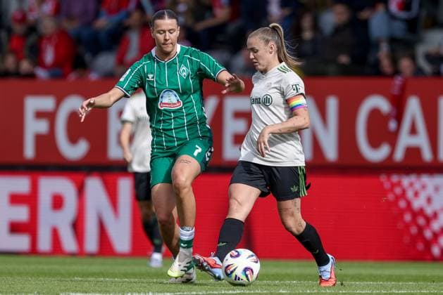 v.li.: Larissa Mühlhaus (SV Werder Bremen, 7) und Georgia Stanway (FC Bayern München, 31) im Zweikampf, Duell, Dynamik, Aktion, Action, Spielszene, DIE DFB-RICHTLINIEN UNTERSAGEN JEGLICHE NUTZUNG VON FOTOS ALS SEQUENZBILDER UND ODER VIDEOÄHNLICHE FOTOSTRECKEN. DFB REGULATIONS PROHIBIT ANY USE OF PHOTOGRAPHS AS IMAGE SEQUENCES AND OR QUASI-VIDEO., 04.10.2025, München (Deutschland), Fussball, Google Pixel Frauen-Bundesliga, FC Bayern München - SV Werder Bremen
