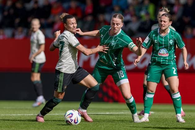 v.li.: Arianna Caruso (FC Bayern München, 27), Lina Hausicke (SV Werder Bremen, 18) und Chiara D Angelo (SV Werder Bremen, 2) im Zweikampf, Duell, Dynamik, Aktion, Action, Spielszene, DIE DFB-RICHTLINIEN UNTERSAGEN JEGLICHE NUTZUNG VON FOTOS ALS SEQUENZBILDER UND ODER VIDEOÄHNLICHE FOTOSTRECKEN. DFB REGULATIONS PROHIBIT ANY USE OF PHOTOGRAPHS AS IMAGE SEQUENCES AND OR QUASI-VIDEO., 04.10.2025, München (Deutschland), Fussball, Google Pixel Frauen-Bundesliga, FC Bayern München - SV Werder Bremen