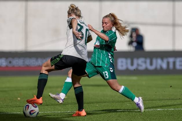 v.li.: Carolin Simon (FC Bayern München, 30) und Ricarda Walkling (SV Werder Bremen, 13) im Zweikampf, Duell, Dynamik, Aktion, Action, Spielszene, DIE DFB-RICHTLINIEN UNTERSAGEN JEGLICHE NUTZUNG VON FOTOS ALS SEQUENZBILDER UND ODER VIDEOÄHNLICHE FOTOSTRECKEN. DFB REGULATIONS PROHIBIT ANY USE OF PHOTOGRAPHS AS IMAGE SEQUENCES AND OR QUASI-VIDEO., 04.10.2025, München (Deutschland), Fussball, Google Pixel Frauen-Bundesliga, FC Bayern München - SV Werder Bremen