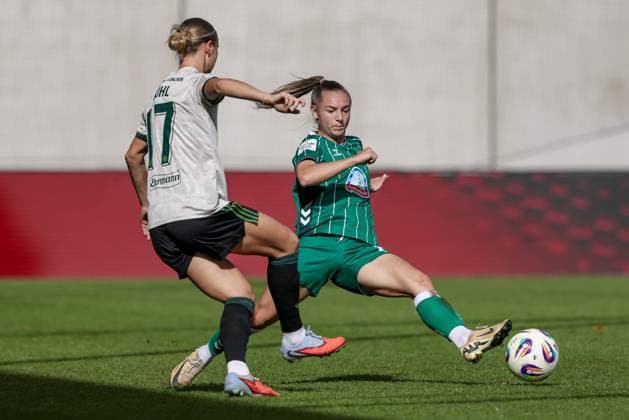 v.li.: Klara Bühl (FC Bayern München, 17) und Michelle Weiß (SV Werder Bremen, 15) im Zweikampf, Duell, Dynamik, Aktion, Action, Spielszene, DIE DFB-RICHTLINIEN UNTERSAGEN JEGLICHE NUTZUNG VON FOTOS ALS SEQUENZBILDER UND ODER VIDEOÄHNLICHE FOTOSTRECKEN. DFB REGULATIONS PROHIBIT ANY USE OF PHOTOGRAPHS AS IMAGE SEQUENCES AND OR QUASI-VIDEO., 04.10.2025, München (Deutschland), Fussball, Google Pixel Frauen-Bundesliga, FC Bayern München - SV Werder Bremen