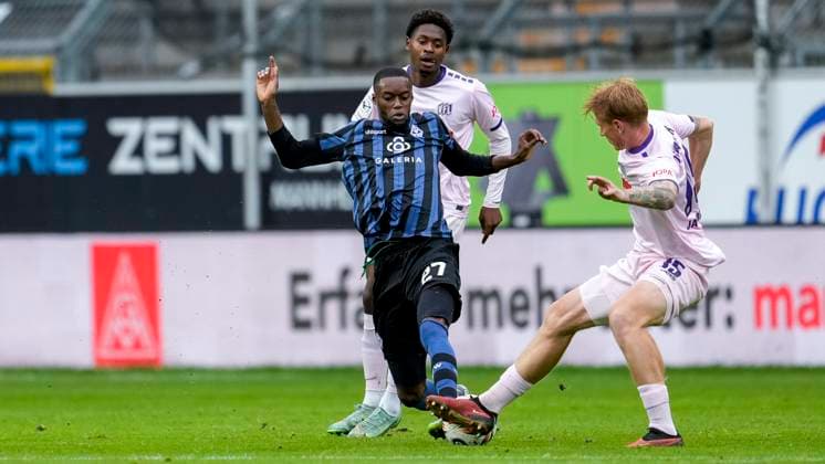Sport Bilder des Tages v.li.: Adama Diakhaby (SVWM, 27), Tony Lesueur (Osnabrück, 23), Bjarke Jacobsen (Osnabrück, 15), Zweikampf, Spielszene, Duell, duel, tackle, tackling, Dynamik, Action, Aktion, 04.10.2025, Mannheim (Deutschland), Fussball, 3. Liga, SV Waldhof Mannheim - VfL Osnabrück, DFB DFL REGULATIONS PROHIBIT ANY USE OF PHOTOGRAPHS AS IMAGE SEQUENCES AND OR QUASI-VIDEO.
