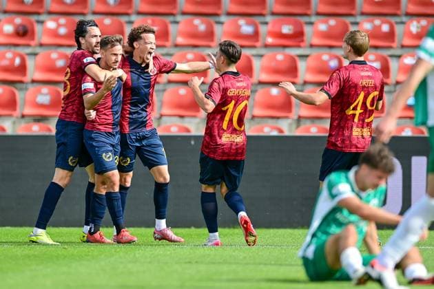 Unterhachinger Spieler mit Torjubel, Jubel, Torjubel, Torerfolg, celebrate the goal, goal, celebration, Jubel ueber das Tor zum 1:0 durch Simon Skarlatidis (Unterhaching, 30) (2.v.li.), optimistisch, Action, Aktion, 04.10.2025, Unterhaching (Deutschland), Fussball, Regionalliga Bayern, SpVgg Unterhaching - SpVgg Greuther Fürth II
