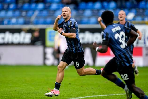 v.li.: Torschütze Felix Lohkemper (SVWM, 9), Kennedy Onyedika Okpala (SVWM, 32), Janne Sietan (SVWM, 22), Spieler vom SV Waldhof Mannheim (SVWM), jubeln über das Tor zum 1:0, Jubel, Torjubel, Torerfolg, celebrate the goal, goal, celebration, jubelt ueber das Tor, Freuen, Freude, freut sich, optimistisch, positiv, Spielszene, Highlight, Action, Aktion, 04.10.2025, Mannheim (Deutschland), Fussball, 3. Liga, SV Waldhof Mannheim - VfL Osnabrück, DFB DFL REGULATIONS PROHIBIT ANY USE OF PHOTOGRAPHS AS IMAGE SEQUENCES AND OR QUASI-VIDEO.