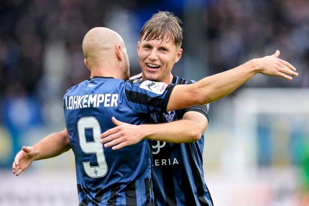 v.li.: Torschütze Felix Lohkemper (SVWM, 9), Sascha Voelcke (SVWM, 2), Spieler vom SV Waldhof Mannheim (SVWM), jubeln über das Tor zum 1:0, Jubel, Torjubel, Torerfolg, celebrate the goal, goal, celebration, jubelt ueber das Tor, Freuen, Freude, freut sich, optimistisch, positiv, Spielszene, Highlight, Action, Aktion, 04.10.2025, Mannheim (Deutschland), Fussball, 3. Liga, SV Waldhof Mannheim - VfL Osnabrück, DFB DFL REGULATIONS PROHIBIT ANY USE OF PHOTOGRAPHS AS IMAGE SEQUENCES AND OR QUASI-VIDEO.