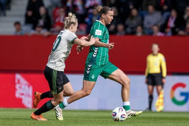 v.li.: Carolin Simon (FC Bayern München, 30) und Larissa Mühlhaus (SV Werder Bremen, 7) im Zweikampf, Duell, Dynamik, Aktion, Action, Spielszene, DIE DFB-RICHTLINIEN UNTERSAGEN JEGLICHE NUTZUNG VON FOTOS ALS SEQUENZBILDER UND ODER VIDEOÄHNLICHE FOTOSTRECKEN. DFB REGULATIONS PROHIBIT ANY USE OF PHOTOGRAPHS AS IMAGE SEQUENCES AND OR QUASI-VIDEO., 04.10.2025, München (Deutschland), Fussball, Google Pixel Frauen-Bundesliga, FC Bayern München - SV Werder Bremen