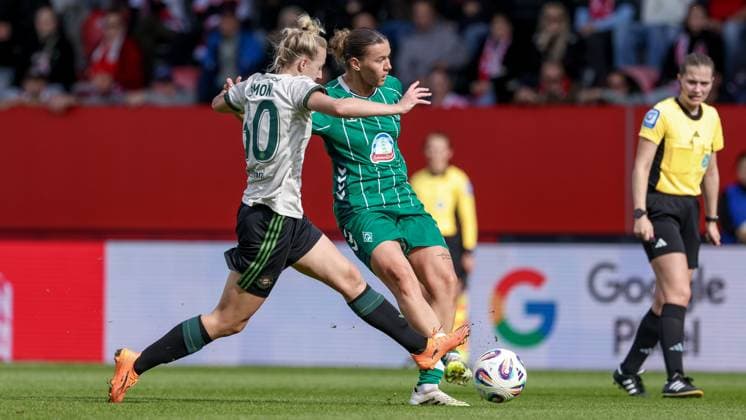 v.li.: Carolin Simon (FC Bayern München, 30) und Larissa Mühlhaus (SV Werder Bremen, 7) im Zweikampf, Duell, Dynamik, Aktion, Action, Spielszene, DIE DFB-RICHTLINIEN UNTERSAGEN JEGLICHE NUTZUNG VON FOTOS ALS SEQUENZBILDER UND ODER VIDEOÄHNLICHE FOTOSTRECKEN. DFB REGULATIONS PROHIBIT ANY USE OF PHOTOGRAPHS AS IMAGE SEQUENCES AND OR QUASI-VIDEO., 04.10.2025, München (Deutschland), Fussball, Google Pixel Frauen-Bundesliga, FC Bayern München - SV Werder Bremen
