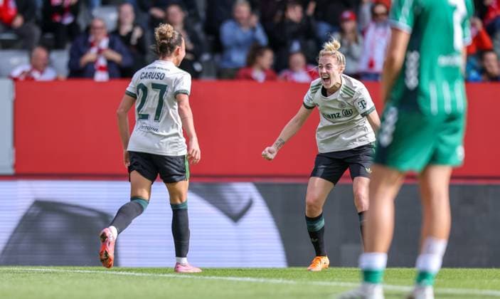 DEU, München, FC Bayern München vs Werder Bremen, Google Pixel Frauen Bundesliga, DFB, Saison 2526, FC Bayern Campus, 5. Spieltag im Bild: Arianna Caruso (Bayern München 27) erzielt das Tor zum 1:0, Jubel mit Carolin Simon (Bayern München 30) DFB DFL REGULATIONS PROHIBIT ANY USE OF PHOTOGRAPHS AS IMAGE SEQUENCES AND OR QUASI-VIDEO, 04.10.2025, Copyright: HMBxMedia HendrikxHamelau