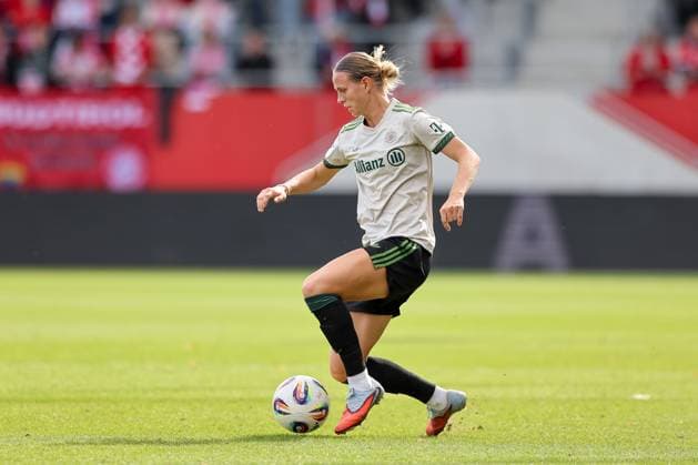 Klara Buehl (FC Bayern Muenchen, 17) mit Ball, GER, FC Bayern Muenchen vs. SV Werder Bremen, Fussball, Google Pixel Frauen-Bundesliga, 5. Spieltag, Saison 2025 2026, 04.10.2025, DFL DFB REGULATIONS PROHIBIT ANY USE OF PHOTOGRAPHS as IMAGE SEQUENCES and or QUASI-VIDEO, GER, FC Bayern Muenchen vs. SV Werder Bremen, Fussball, Google Pixel Frauen-Bundesliga, 5. Spieltag, Saison 2025 2026, 04.10.2025 Muenchen Copyright: xEibner-Pressefoto JennixMaulx EP_JML