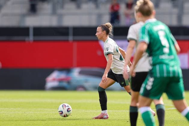 Arianna Caruso (FC Bayern Muenchen, 27) mit Ball, GER, FC Bayern Muenchen vs. SV Werder Bremen, Fussball, Google Pixel Frauen-Bundesliga, 5. Spieltag, Saison 2025 2026, 04.10.2025, DFL DFB REGULATIONS PROHIBIT ANY USE OF PHOTOGRAPHS as IMAGE SEQUENCES and or QUASI-VIDEO, GER, FC Bayern Muenchen vs. SV Werder Bremen, Fussball, Google Pixel Frauen-Bundesliga, 5. Spieltag, Saison 2025 2026, 04.10.2025 Muenchen Copyright: xEibner-Pressefoto JennixMaulx EP_JML