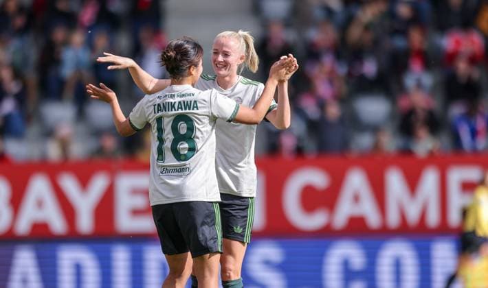 DEU, München, FC Bayern München vs Werder Bremen, Google Pixel Frauen Bundesliga, DFB, Saison 2526, FC Bayern Campus, 5. Spieltag im Bild: Momoko Tanikawa (Bayern München 18) erzielt das Tor zum 2:0, JUbel mit Lea Schüller (Bayern München 11) DFB DFL REGULATIONS PROHIBIT ANY USE OF PHOTOGRAPHS AS IMAGE SEQUENCES AND OR QUASI-VIDEO, 04.10.2025, Copyright: HMBxMedia HendrikxHamelau