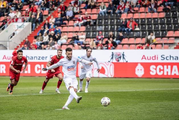 Fussball, Saison 2025 2026, 3. Liga, Audi-Sportpark Ingolstadt, 10. Spieltag, FC Ingolstadt - SSV Ulm 1846 Fußball, 04.10.2025 04.10.2025, Fussball, Saison 2025 2026, 3. Liga, Audi-Sportpark Ingolstadt, 10. Spieltag, FC Ingolstadt - SSV Ulm 1846 Fußball, Torjubel Jubel Freude nach Treffer Tor Torschuss zum 1:1 vom Elfmeterpunkt durch 43 Leon Dajaku (SSV Ulm 1846 Fußball) Foto: Lucca Fundel Ingolstadt Audi-Sportpark Bayern Deutschland