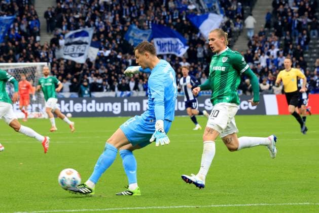 DEU, DFL, 2. FBL, Hertha BSC vs. Preussen Muenster, 04.10.2025, Berliner Olympiastadion, Berlin, DEU, DFL, 2. FBL, Hertha BSC vs. Preussen Muenster, im Bild Tjark Ernst (Hertha BSC Berlin 1), Marvin Schulz (Preussen Muenster 10) DFL - regulations prohibit any use of Photographs as image sequences and or quasi-video
