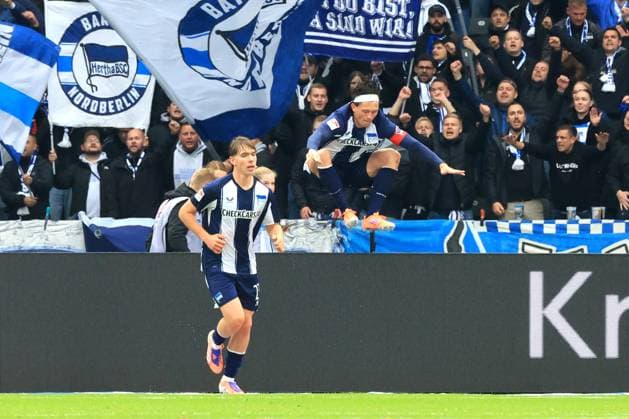 DEU, DFL, 2. FBL, Hertha BSC vs. Preussen Muenster, 04.10.2025, Berliner Olympiastadion, Berlin, DEU, DFL, 2. FBL, Hertha BSC vs. Preussen Muenster, im Bild 2:0 durch Sebastian Groenning (Hertha BSC Berlin 17), Kennet Eichhorn (Hertha BSC Berlin 23), Fabian Reese (Hertha BSC Berlin 11) DFL - regulations prohibit any use of Photographs as image sequences and or quasi-video