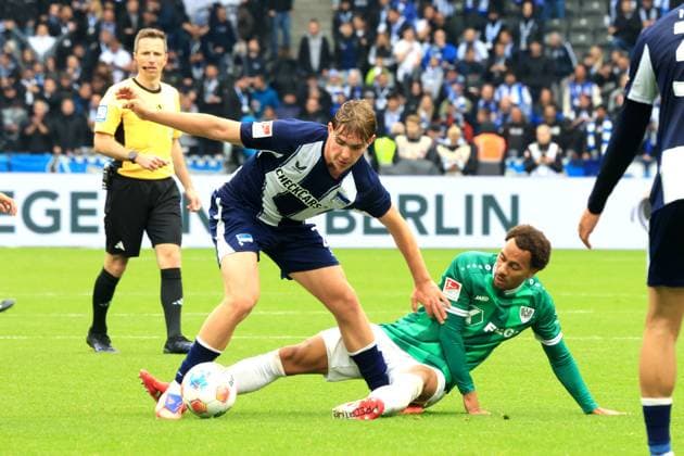 DEU, DFL, 2. FBL, Hertha BSC vs. Preussen Muenster, 04.10.2025, Berliner Olympiastadion, Berlin, DEU, DFL, 2. FBL, Hertha BSC vs. Preussen Muenster, im Bild Kennet Eichhorn (Hertha BSC Berlin 23), Etienne Amenyido (Preussen Muenster 30) DFL - regulations prohibit any use of Photographs as image sequences and or quasi-video