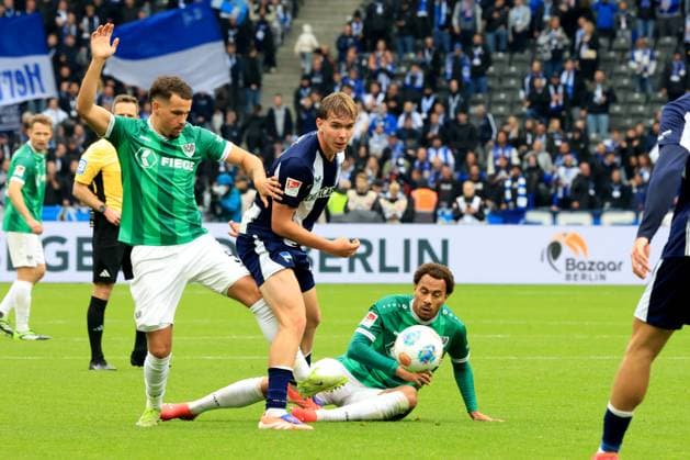 DEU, DFL, 2. FBL, Hertha BSC vs. Preussen Muenster, 04.10.2025, Berliner Olympiastadion, Berlin, DEU, DFL, 2. FBL, Hertha BSC vs. Preussen Muenster, im Bild Kennet Eichhorn (Hertha BSC Berlin 23), Etienne Amenyido (Preussen Muenster 30), Yassine Bouchama (Preussen Muenster 5) DFL - regulations prohibit any use of Photographs as image sequences and or quasi-video