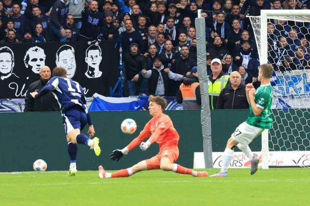 DEU, DFL, 2. FBL, Hertha BSC vs. Preussen Muenster, 04.10.2025, Berliner Olympiastadion, Berlin, DEU, DFL, 2. FBL, Hertha BSC vs. Preussen Muenster, im Bild Sebastian Groenning (Hertha BSC Berlin 17),Johannes Schenk (Preussen Muenster 1), Jano ter Horst (Preussen Muenster 27) DFL - regulations prohibit any use of Photographs as image sequences and or quasi-video