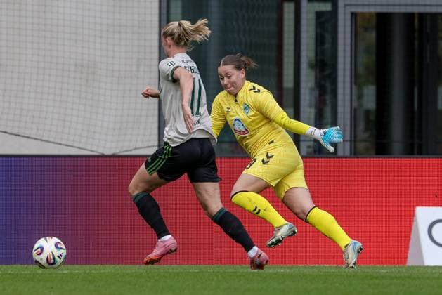 v.li.: Lea Schüller (FC Bayern München, 11) und Mariella El Sherif (Torhüterin, Torwart, SV Werder Bremen, 39) im Zweikampf, Duell, Dynamik, Aktion, Action, Spielszene, DIE DFB-RICHTLINIEN UNTERSAGEN JEGLICHE NUTZUNG VON FOTOS ALS SEQUENZBILDER UND ODER VIDEOÄHNLICHE FOTOSTRECKEN. DFB REGULATIONS PROHIBIT ANY USE OF PHOTOGRAPHS AS IMAGE SEQUENCES AND OR QUASI-VIDEO., 04.10.2025, München (Deutschland), Fussball, Google Pixel Frauen-Bundesliga, FC Bayern München - SV Werder Bremen
