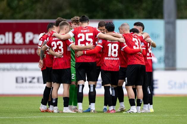 TSG Balingen, bei der Motivationsrunde, TSG Balingen vs. Kickers Offenbach, Fussball, Regionalliga Suedwest, 11. Spieltag, Saison 2025 2026, 04.10.2025, Eibner-Pressefoto Andreas Ulmer TSG Balingen vs. Kickers Offenbach, Fussball, Regionalliga Suedwest, 11. Spieltag, Saison 2025 2026, 04.10.2025, Balingen Copyright: xEibner-Pressefoto AndreasxUlmerx EP_AUR