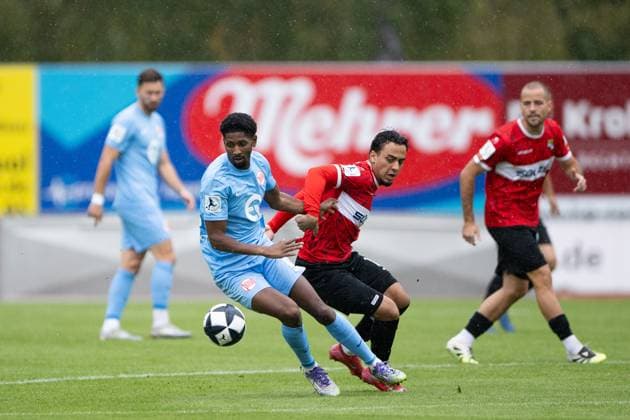 Boubacar Barry, (Kickers Offenbach 10) im Zweikampf mit mt Amnay Moutassime, (TSG Balingen, 18), TSG Balingen vs. Kickers Offenbach, Fussball, Regionalliga Suedwest, 11. Spieltag, Saison 2025 2026, 04.10.2025, Eibner-Pressefoto Andreas Ulmer TSG Balingen vs. Kickers Offenbach, Fussball, Regionalliga Suedwest, 11. Spieltag, Saison 2025 2026, 04.10.2025, Balingen Copyright: xEibner-Pressefoto AndreasxUlmerx EP_AUR
