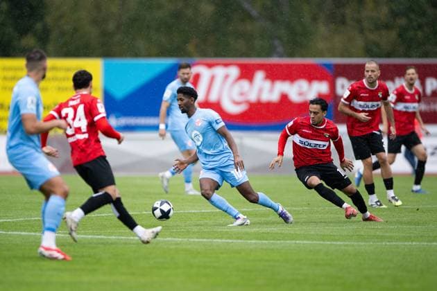 Boubacar Barry, (Kickers Offenbach 10) im Zweikampf mit mt Amnay Moutassime, (TSG Balingen, 18), TSG Balingen vs. Kickers Offenbach, Fussball, Regionalliga Suedwest, 11. Spieltag, Saison 2025 2026, 04.10.2025, Eibner-Pressefoto Andreas Ulmer TSG Balingen vs. Kickers Offenbach, Fussball, Regionalliga Suedwest, 11. Spieltag, Saison 2025 2026, 04.10.2025, Balingen Copyright: xEibner-Pressefoto AndreasxUlmerx EP_AUR