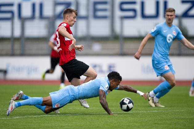 Ronny Marcos, (Kickers Offenbach 31), am Boden, im Zweikampf mit mit Ole Deininger,(TSG Balingen, 23) TSG Balingen vs. Kickers Offenbach, Fussball, Regionalliga Suedwest, 11. Spieltag, Saison 2025 2026, 04.10.2025, Eibner-Pressefoto Andreas Ulmer TSG Balingen vs. Kickers Offenbach, Fussball, Regionalliga Suedwest, 11. Spieltag, Saison 2025 2026, 04.10.2025, Balingen Copyright: xEibner-Pressefoto AndreasxUlmerx EP_AUR