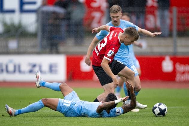 Sport Bilder des Tages Ronny Marcos, (Kickers Offenbach 31), am Boden, im Zweikampf mit mit Ole Deininger,(TSG Balingen, 23) TSG Balingen vs. Kickers Offenbach, Fussball, Regionalliga Suedwest, 11. Spieltag, Saison 2025 2026, 04.10.2025, Eibner-Pressefoto Andreas Ulmer TSG Balingen vs. Kickers Offenbach, Fussball, Regionalliga Suedwest, 11. Spieltag, Saison 2025 2026, 04.10.2025, Balingen Copyright: xEibner-Pressefoto AndreasxUlmerx EP_AUR