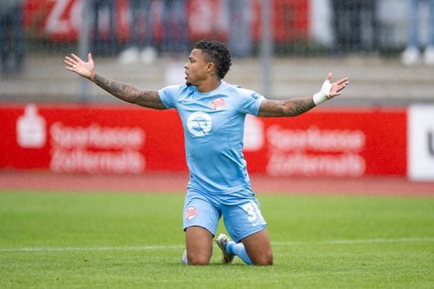 Ronny Marcos, (Kickers Offenbach 31), am Boden, moechte den Freistoss, 31) TSG Balingen vs. Kickers Offenbach, Fussball, Regionalliga Suedwest, 11. Spieltag, Saison 2025 2026, 04.10.2025, Eibner-Pressefoto Andreas Ulmer TSG Balingen vs. Kickers Offenbach, Fussball, Regionalliga Suedwest, 11. Spieltag, Saison 2025 2026, 04.10.2025, Balingen Copyright: xEibner-Pressefoto AndreasxUlmerx EP_AUR