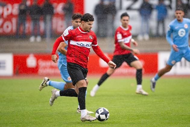 Halim Eroglu, (TSG Balingen, 34) am Ball, TSG Balingen vs. Kickers Offenbach, Fussball, Regionalliga Suedwest, 11. Spieltag, Saison 2025 2026, 04.10.2025, Eibner-Pressefoto Andreas Ulmer TSG Balingen vs. Kickers Offenbach, Fussball, Regionalliga Suedwest, 11. Spieltag, Saison 2025 2026, 04.10.2025, Balingen Copyright: xEibner-Pressefoto AndreasxUlmerx EP_AUR