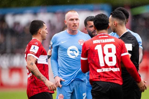 Gelbe Karte fuer Amnay Moutassime, (TSG Balingen, 18), Ron Berlinski, (Kickers Offenbach 21) haette gern Rot, TSG Balingen vs. Kickers Offenbach, Fussball, Regionalliga Suedwest, 11. Spieltag, Saison 2025 2026, 04.10.2025, Eibner-Pressefoto Andreas Ulmer TSG Balingen vs. Kickers Offenbach, Fussball, Regionalliga Suedwest, 11. Spieltag, Saison 2025 2026, 04.10.2025, Balingen Copyright: xEibner-Pressefoto AndreasxUlmerx EP_AUR