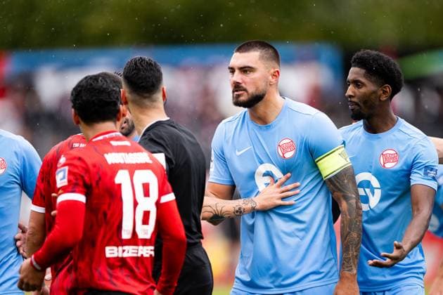 Gelbe Karte fuer Amnay Moutassime, (TSG Balingen, 18), Maximilian-Christian Rossmann, (Kickers Offenbach 03) haette gern Rot, TSG Balingen vs. Kickers Offenbach, Fussball, Regionalliga Suedwest, 11. Spieltag, Saison 2025 2026, 04.10.2025, Eibner-Pressefoto Andreas Ulmer TSG Balingen vs. Kickers Offenbach, Fussball, Regionalliga Suedwest, 11. Spieltag, Saison 2025 2026, 04.10.2025, Balingen Copyright: xEibner-Pressefoto AndreasxUlmerx EP_AUR