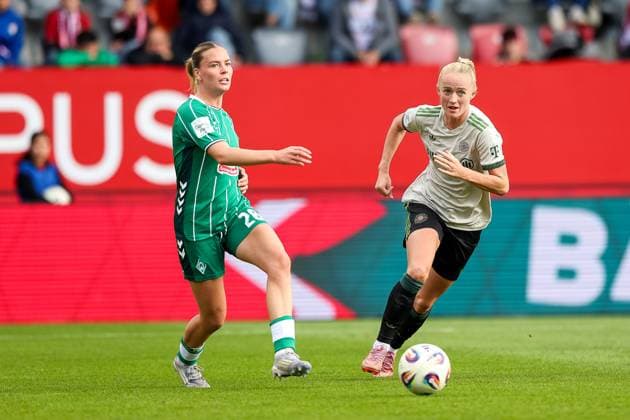 Juliane Wirtz (SV Werder Bremen, 28) mit Lea Schueller (FC Bayern Muenchen, 11), GER, FC Bayern Muenchen vs. SV Werder Bremen, Fussball, Google Pixel Frauen-Bundesliga, 5. Spieltag, Saison 2025 2026, 04.10.2025, DFL DFB REGULATIONS PROHIBIT ANY USE OF PHOTOGRAPHS as IMAGE SEQUENCES and or QUASI-VIDEO, GER, FC Bayern Muenchen vs. SV Werder Bremen, Fussball, Google Pixel Frauen-Bundesliga, 5. Spieltag, Saison 2025 2026, 04.10.2025 Muenchen Copyright: xEibner-Pressefoto JennixMaulx EP_JML