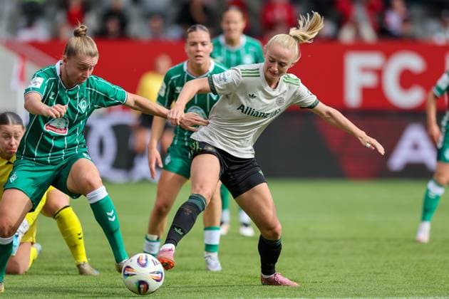 Zweikampf zwischen Lea Schueller (FC Bayern Muenchen, 11) und Michelle Ulrbrich (SV Werder Bremen, 05), GER, FC Bayern Muenchen vs. SV Werder Bremen, Fussball, Google Pixel Frauen-Bundesliga, 5. Spieltag, Saison 2025 2026, 04.10.2025, DFL DFB REGULATIONS PROHIBIT ANY USE OF PHOTOGRAPHS as IMAGE SEQUENCES and or QUASI-VIDEO, GER, FC Bayern Muenchen vs. SV Werder Bremen, Fussball, Google Pixel Frauen-Bundesliga, 5. Spieltag, Saison 2025 2026, 04.10.2025 Muenchen Copyright: xEibner-Pressefoto JennixMaulx EP_JML