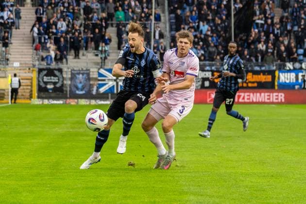 Spielszene, Zweikampf, Ballaktion, Aktion, v.l. Lukas Kluenter (SV Waldhof Mannheim, 24), Frederik Christensen (VfL Osnabrueck, 03), GER, SV Waldhof Mannheim vs. VfL Osnabrueck, Fussball, 3. Liga, 10. Spieltag, Saison 2025 2026, 04.10.2025, DFB REGULATIONS PROHIBIT ANY USE OF PHOTOGRAPHS AS IMAGE SEQUENCES AND OR QUASI-VIDEO, GER, SV Waldhof Mannheim vs. VfL Osnabrueck, Fussball, 3. Liga, 10. Spieltag, Saison 2025 2026, 04.10.2025 Mannheim Copyright: xEibner-Pressefoto Jan-NiclasxGrox EP_JGG