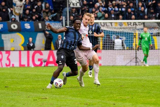Spielszene, Zweikampf, Ballaktion, Aktion, v.l. Kennedy Okpala (SV Waldhof Mannheim, 32), Fridolin Wagner (VfL Osnabrueck, 26), GER, SV Waldhof Mannheim vs. VfL Osnabrueck, Fussball, 3. Liga, 10. Spieltag, Saison 2025 2026, 04.10.2025, DFB REGULATIONS PROHIBIT ANY USE OF PHOTOGRAPHS AS IMAGE SEQUENCES AND OR QUASI-VIDEO, GER, SV Waldhof Mannheim vs. VfL Osnabrueck, Fussball, 3. Liga, 10. Spieltag, Saison 2025 2026, 04.10.2025 Mannheim Copyright: xEibner-Pressefoto Jan-NiclasxGrox EP_JGG
