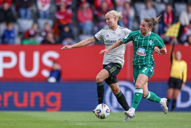 DEU, München, FC Bayern München vs Werder Bremen, Google Pixel Frauen Bundesliga, DFB, Saison 2526, FC Bayern Campus, 5. Spieltag im Bild v.l.n.r: Pernille Harder (Bayern München 21), Chiara D Angelo (Werder Bremen 2) DFB DFL REGULATIONS PROHIBIT ANY USE OF PHOTOGRAPHS AS IMAGE SEQUENCES AND OR QUASI-VIDEO, 04.10.2025, Copyright: HMBxMedia HendrikxHamelau