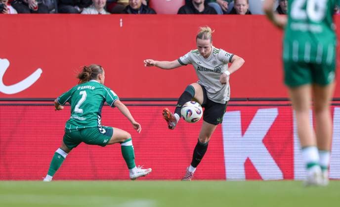 DEU, München, FC Bayern München vs Werder Bremen, Google Pixel Frauen Bundesliga, DFB, Saison 2526, FC Bayern Campus, 5. Spieltag im Bild v.l.n.r: Chiara D Angelo (Werder Bremen 2), Franziska Kett (Bayern München 20) DFB DFL REGULATIONS PROHIBIT ANY USE OF PHOTOGRAPHS AS IMAGE SEQUENCES AND OR QUASI-VIDEO, 04.10.2025, Copyright: HMBxMedia HendrikxHamelau
