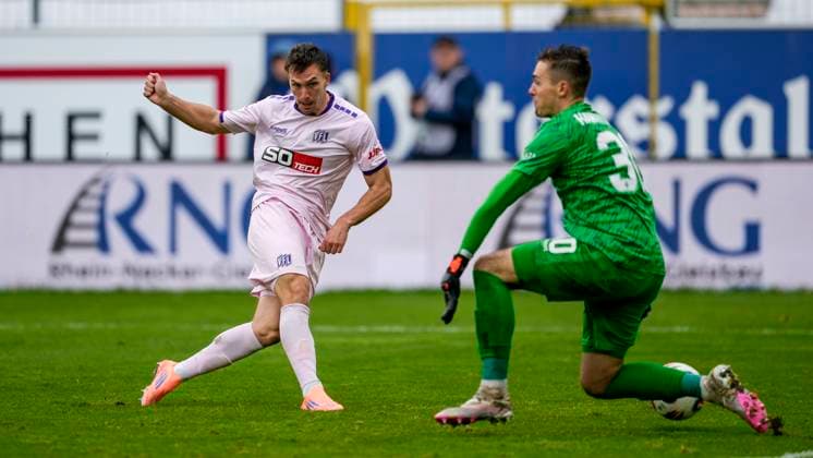 v.li.: Torschütze Robin Meißner (Meissner, Osnabrück, 11) zieht ab, Lucien Hawryluk (Torwart, SVWM, 30) kommt zu spät, erzielt das Tor zum 1:1, Treffer, Torerfolg, Highlight, Action, Aktion, Spielszene, 04.10.2025, Mannheim (Deutschland), Fussball, 3. Liga, SV Waldhof Mannheim - VfL Osnabrück, DFB DFL REGULATIONS PROHIBIT ANY USE OF PHOTOGRAPHS AS IMAGE SEQUENCES AND OR QUASI-VIDEO.