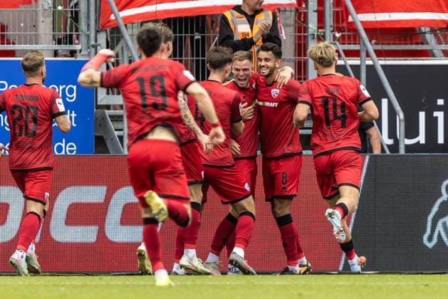Fussball, Saison 2025 2026, 3. Liga, Audi-Sportpark Ingolstadt, 10. Spieltag, FC Ingolstadt - SSV Ulm 1846 Fußball, 04.10.2025 04.10.2025, Fussball, Saison 2025 2026, 3. Liga, Audi-Sportpark Ingolstadt, 10. Spieltag, FC Ingolstadt - SSV Ulm 1846 Fußball, Torjubel Jubel Freude nach Treffer Tor Torschuss zum 2:1 durch 32 Simon Lorenz (FC Ingolstadt). Team Mannschaft FC Ingolstadt Foto: Lucca Fundel Ingolstadt Audi-Sportpark Bayern Deutschland